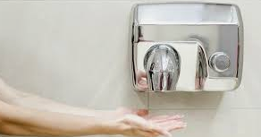 Per asciugarsi le mani meglio la carta che l'aria calda